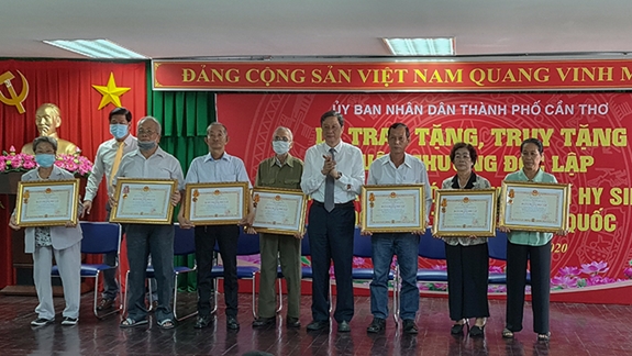 Trao, truy tặng Huân chương Độc lập cho gia đình liệt sĩ
